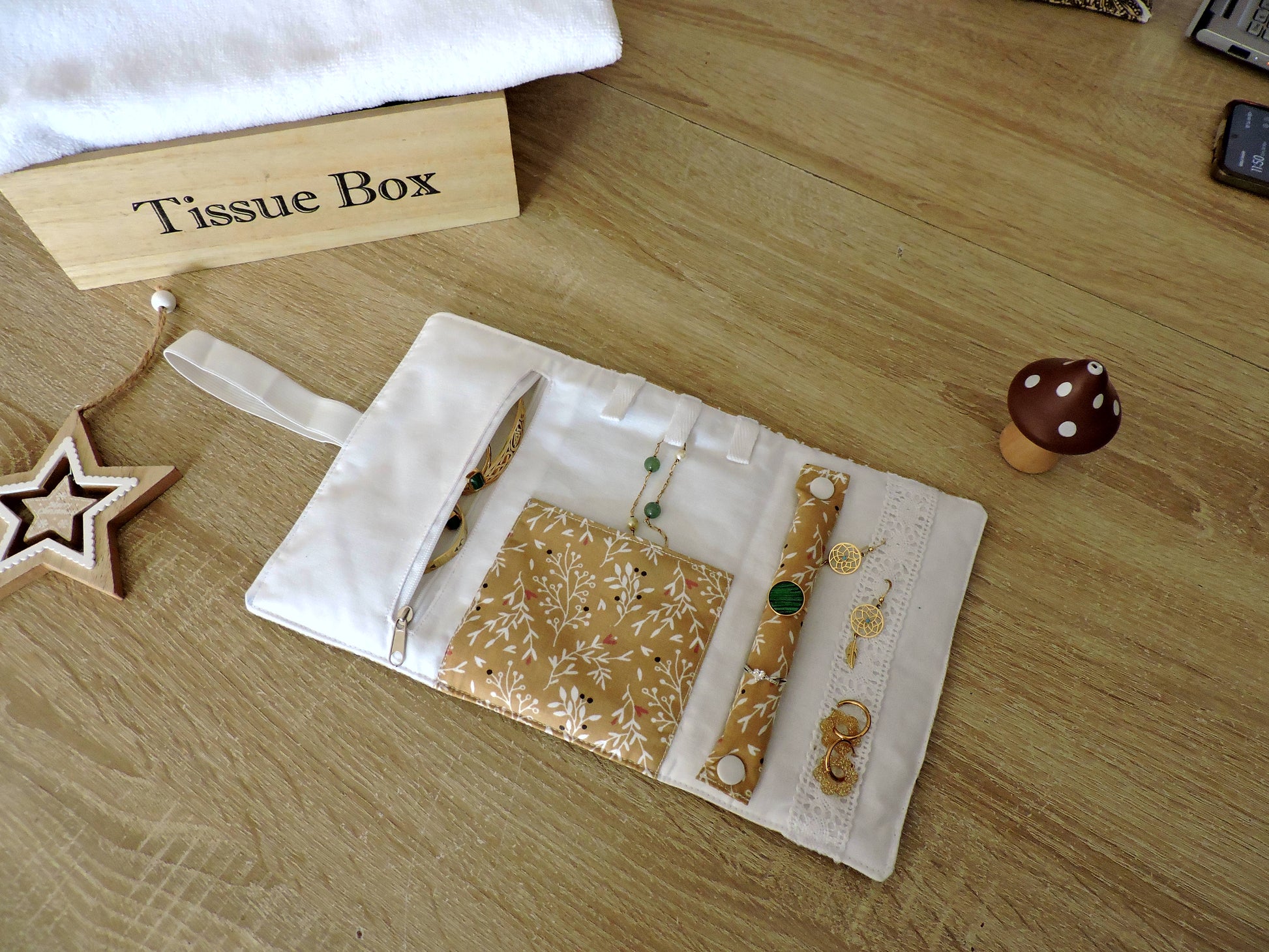 Pochette à bijoux fleurs noisettes